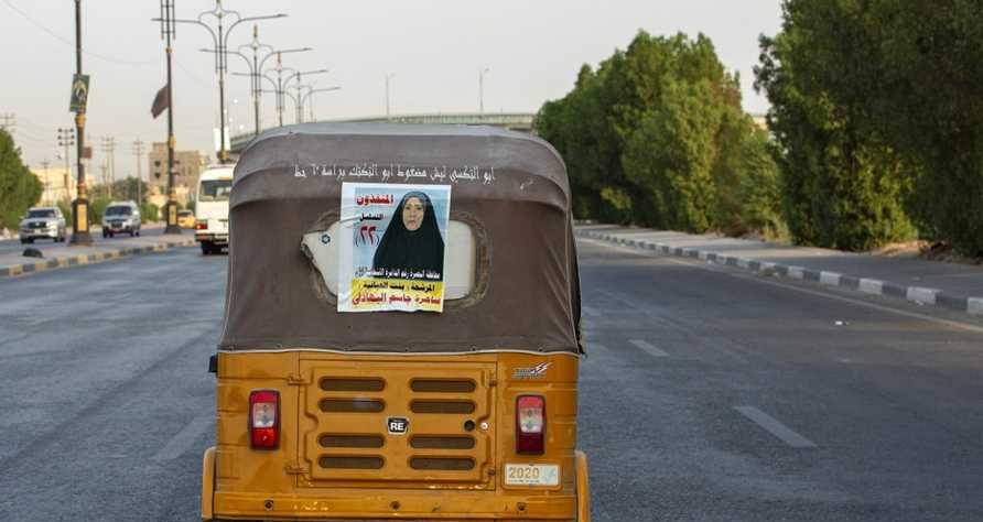العراقيون يدلون بأصواتهم في انتخابات مبكرة وسط آمال ضعيفة بالتغيير
