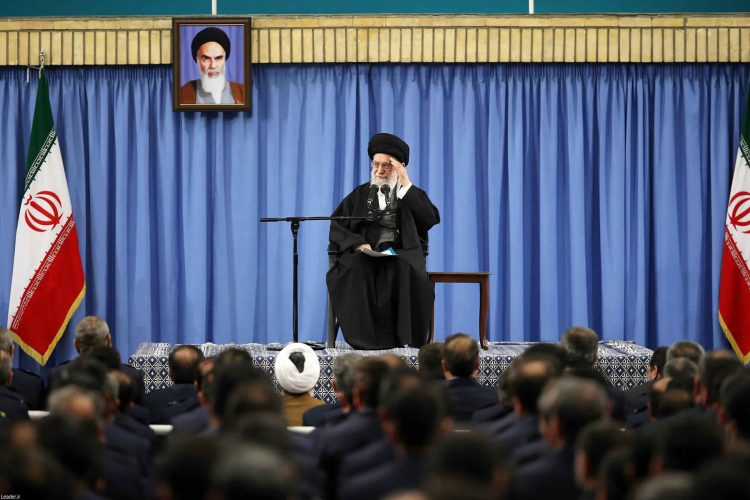 إيران تسير نحو العلمنة .. باحث إسرائيلي يرصد ضياع هيبة رجال الدين