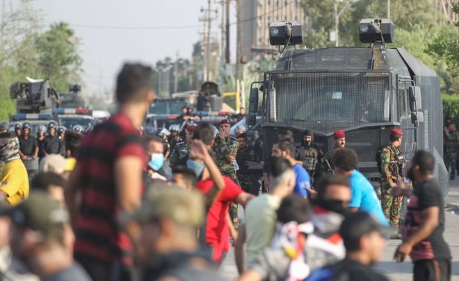 مظاهرات العراق: قوات الأمن “تطلق النار” على مجموعة من المحتجين في العاصمة بغداد