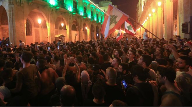 مظاهرات لبنان: المدارس تغلق أبوابها في ظل تواصل الاحتجاجات رغم تراجع الحكومة عن ضرائب جديدة