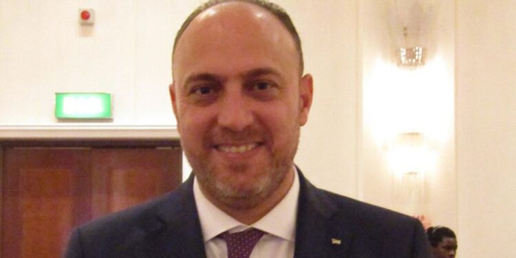 “قوة الكلام وفصاحة اللسان” هكذا رد السفير الفلسطيني في لندن على اسئلة مذيعة البريطانية