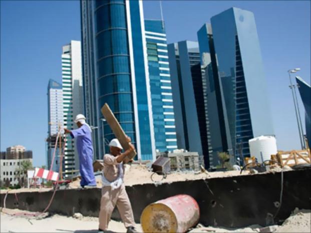 الكويت تعتزم تقليص نسبة العمالة الأجنبية من 70 إلى 30 بالمئة لمعالجة “خلل التركيبة السكانية”