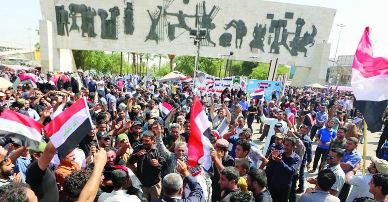متظاهرون يتجمعون في ساحة التحرير ببغداد والبرلمان يدخل على الخط