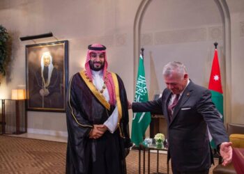 العاهل الأردني يقدم لولي العهد السعودي قلادة الحسين بن علي