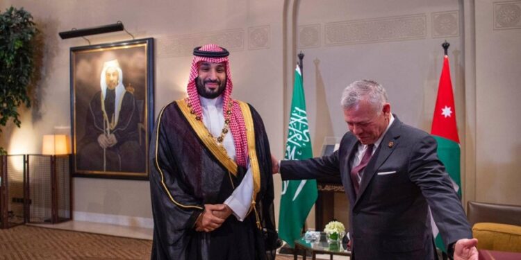 العاهل الأردني يقدم لولي العهد السعودي قلادة الحسين بن علي