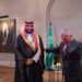 العاهل الأردني يقدم لولي العهد السعودي قلادة الحسين بن علي