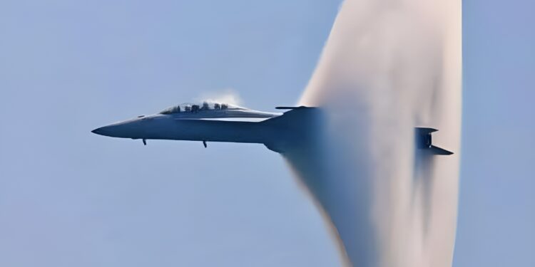 صورة فوتوغرافية لطائرة تخترق حاجز الصوت 