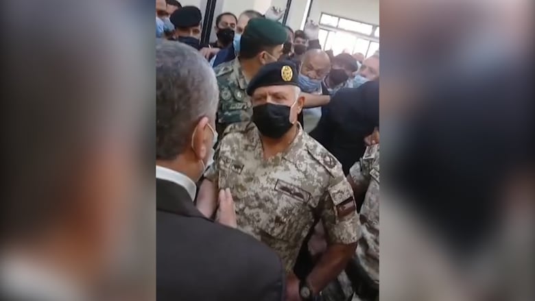وفاة مرضى كورونا بعد “انقطاع الأكسجين”: عاهل الأردن يتوجه لمستشفى السلط ووزير الصحة يستقيل
