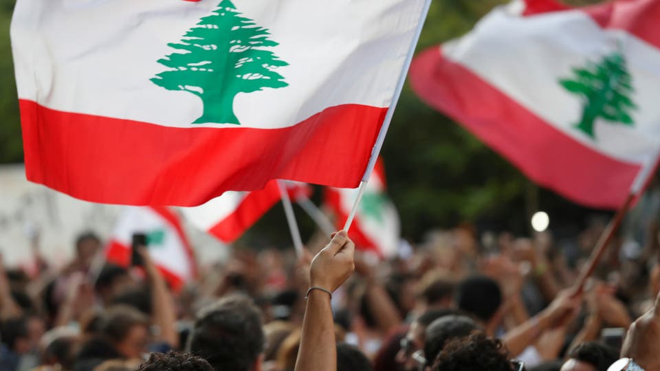 لبنان.. “زيتونة باي” يكتظ بالحشود ومسيرة بحرية بطرابلس