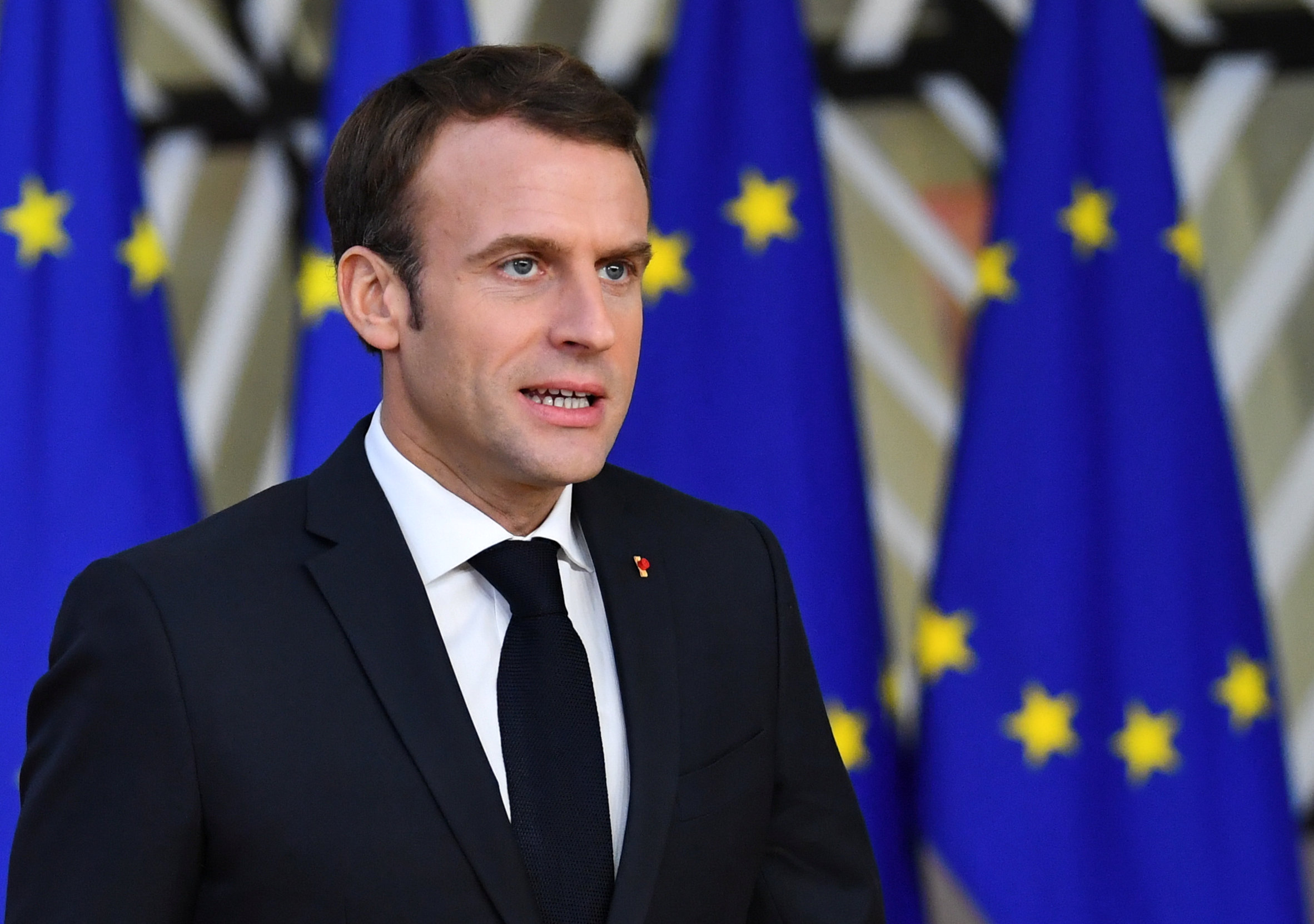 المتظاهرون يوجهون رسالة الى الرئيس الفرنسي