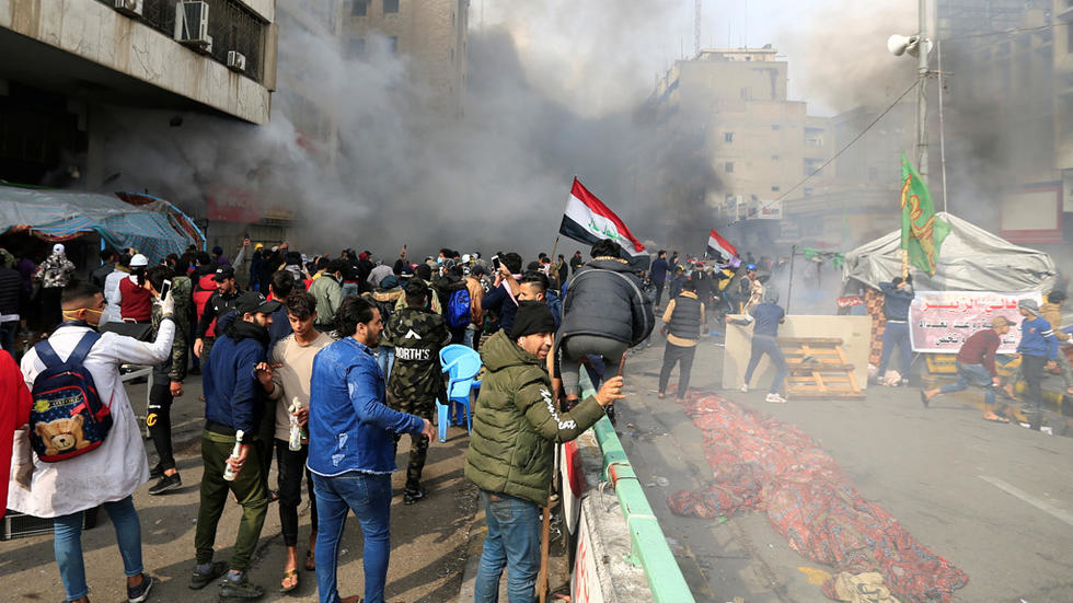مسلحون مجهولون يقتحمون ساحة الاحتجاج في بغداد..