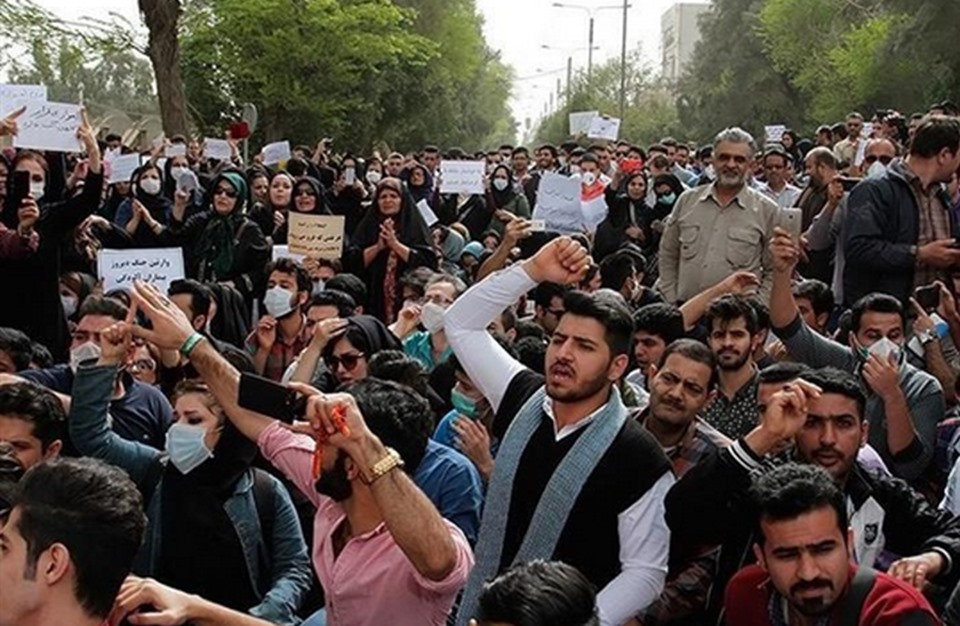 إيران على صفيح ساخن .. المتظاهرون يهتفون “الموت لخامنئي” .. والحرس الثوري ينقلب على الحكومة !