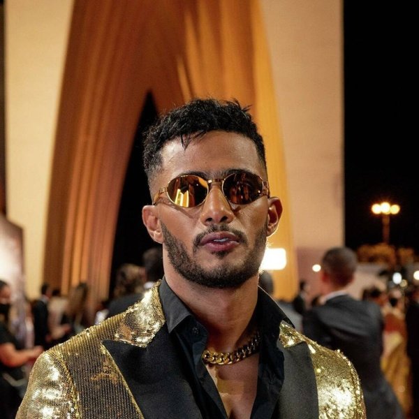 محمد رمضان يرد على معمم عراقي يهاجمه ويصفه “باالأسود”