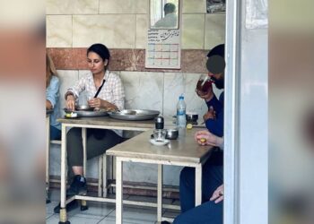 إيران.. اعتقال امرأة لتناولها الطعام في مطعم دون حجاب