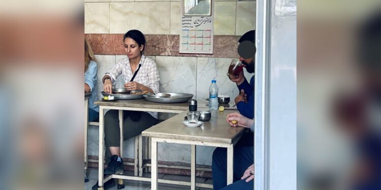 إيران.. اعتقال امرأة لتناولها الطعام في مطعم دون حجاب