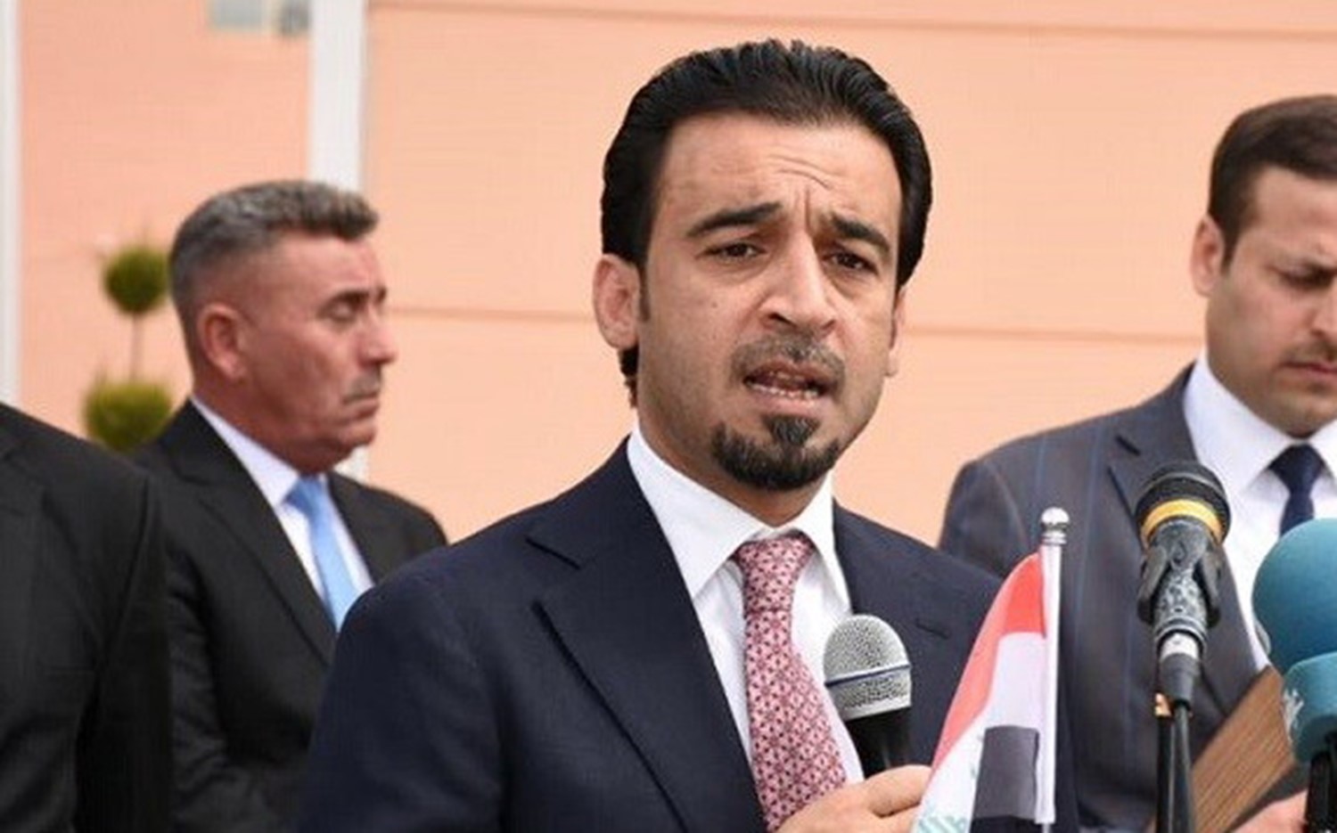 عاجــــــــل … الحلبوسي يصل الحنانة ويلتقي مقتدى الصدر