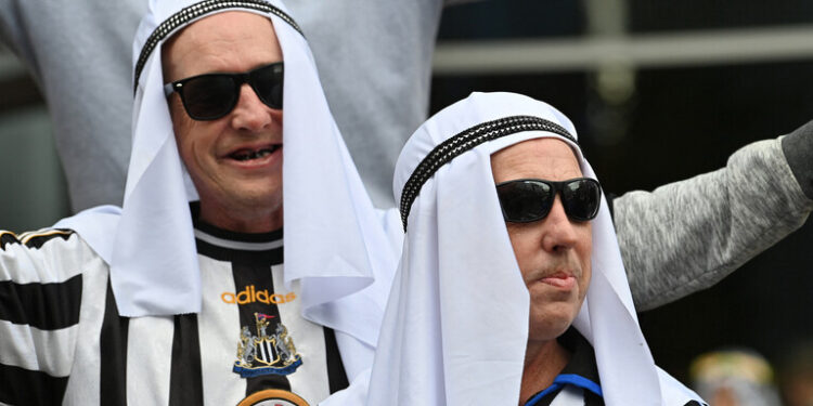قميص نيوكاسل المستوحى من ألوان “المنتخب السعودي” يثير غضب جماهير النادي (صور)