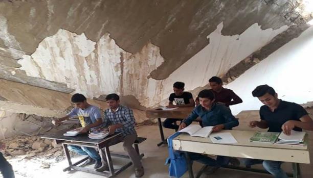 طلاب عراقيون يدرسون فوق أنقاض مدارسهم المدمرة