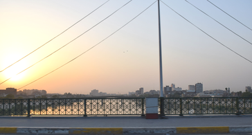 (بالصور) القوات الامنية تغلق جسر السنك والشوارع القريبة من ساحة الخلاني