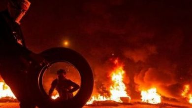 العراق: محتجون يضرمون النار في مقار فصائل شيعية في جنازة ناشط بارز
