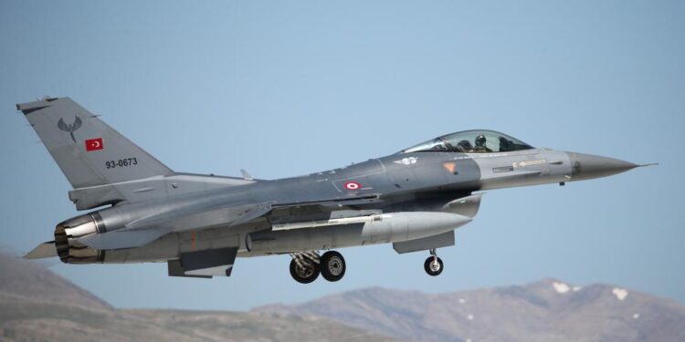 طائرات تركية تستهدف قواعد للمسلحين الأكراد في سوريا والعراق