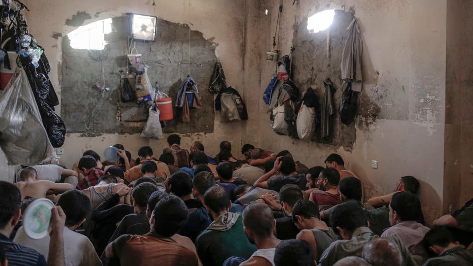 الممارسات المُهينة داخل السجون تمنح المتطرفين وقوداً للتبشير بأفكارهم الإرهابية