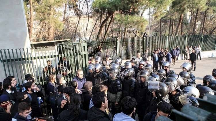 الإحتجاجات الإيرانية .. “جسد بلا رأس” ومخاوف من تكرار مصير “الثورة الخضراء” !