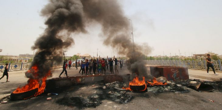 بالصور…الأمن العراقي يجمع الإطارات المستعملة في البصرة تحسبًا لـ”بركان الثائرين”