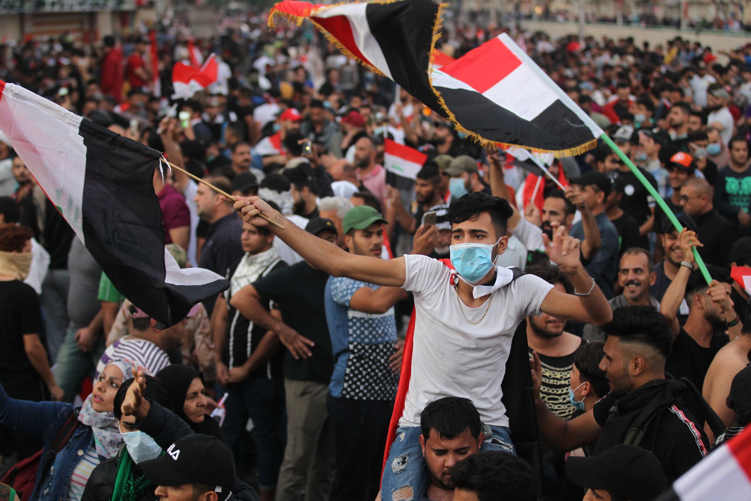 الأمن يفرق المتظاهرين بالغاز في ميناء أم قصر وذي قار