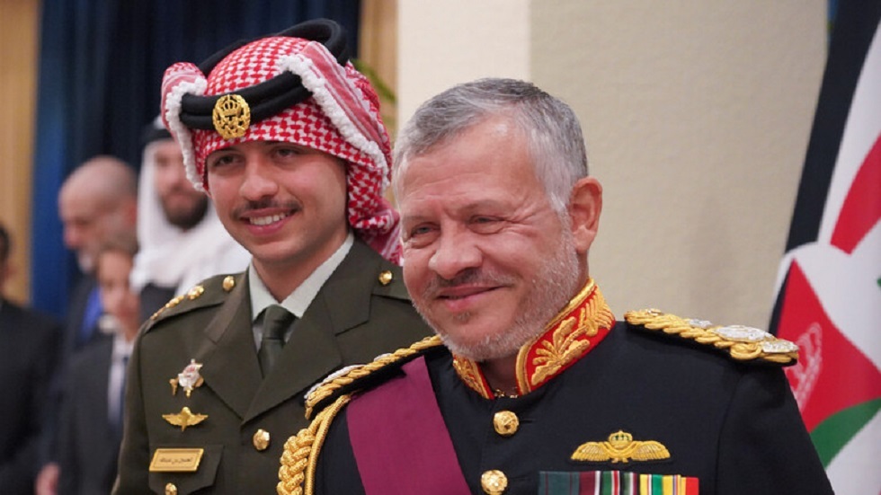 العاهل الأردني يتبضع من بائع جوال في إربد