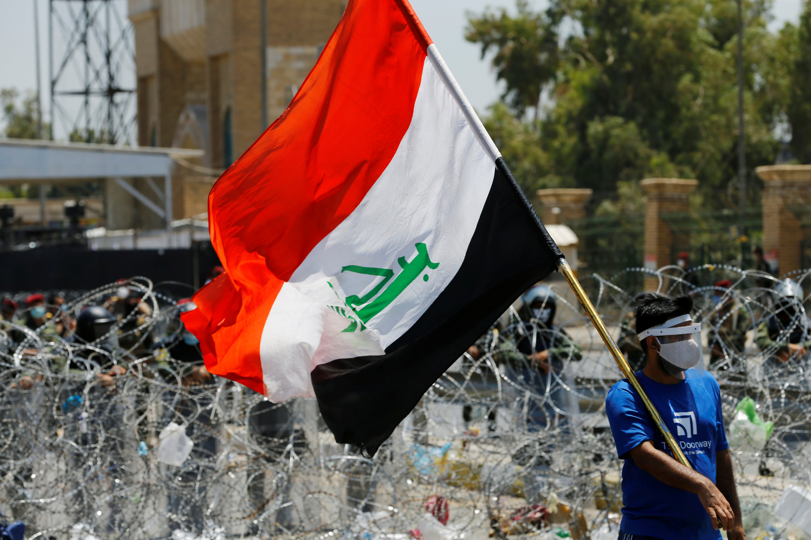 محتجون عراقيون يُحاصرون جلسة مجلس الوزراء في البصرة