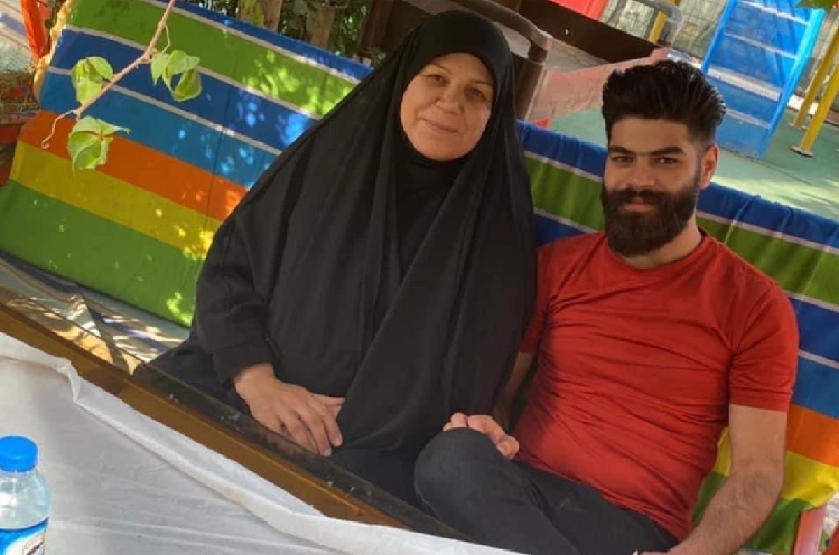 “يارب وين العدالة”.. هكذا ودعت ناشطة عراقية ابنها الذي قتل الليلة الماضية