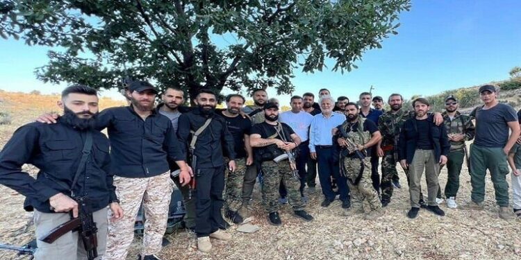 صور للسفير العراقي في بيروت مع مجموعة مسلحة تثير الجدل