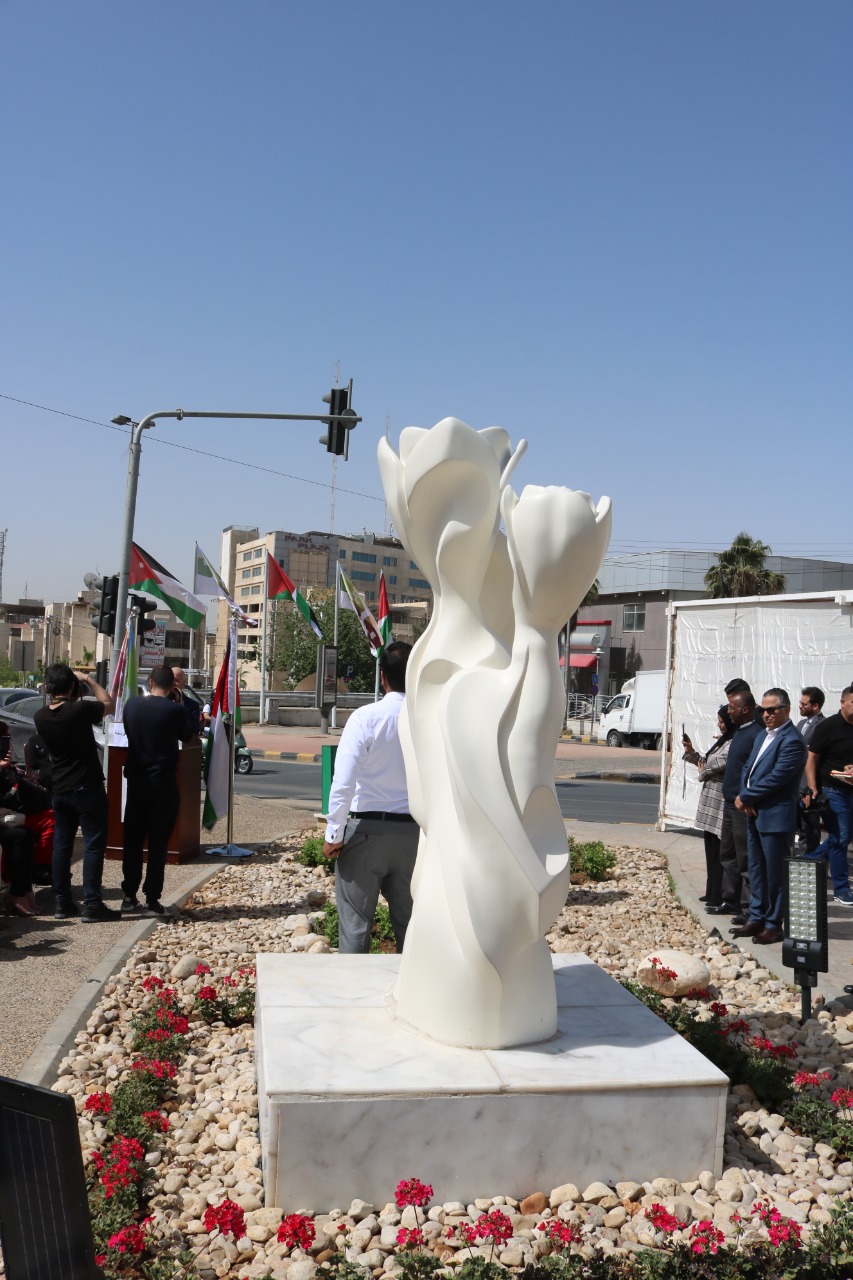 الأخاء العراقي والاردني يتجسدان في الدوار السادس لدى “مجسم السوسنة”
