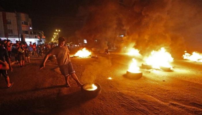 حرق إطارات وإغلاق طرق في البصرة