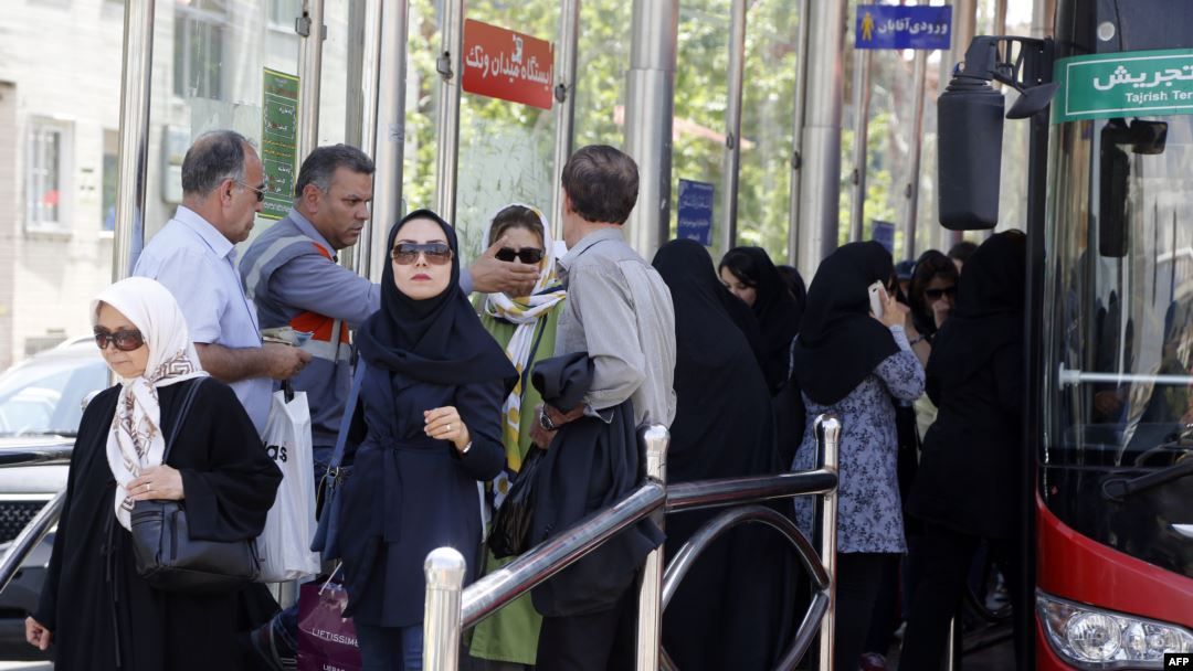 إيرانية تحرق نفسها أمام مكتب النيابة