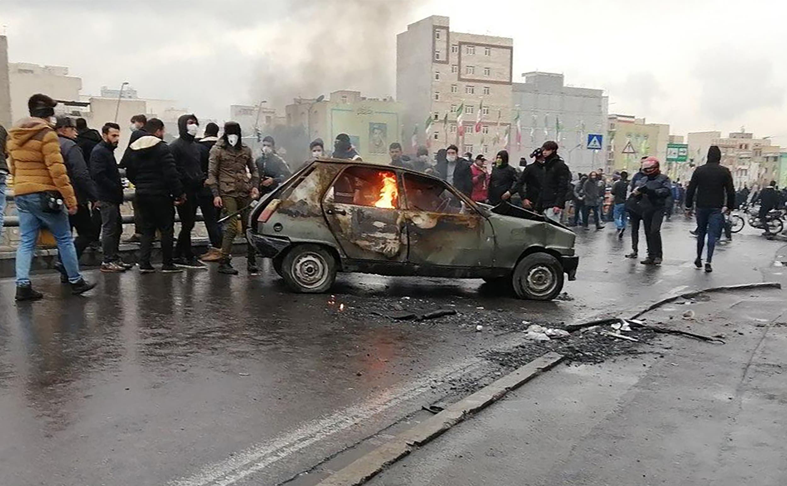 إيران.. قتلى بمواجهات بين الباسيج والمحتجين بعدة مدن