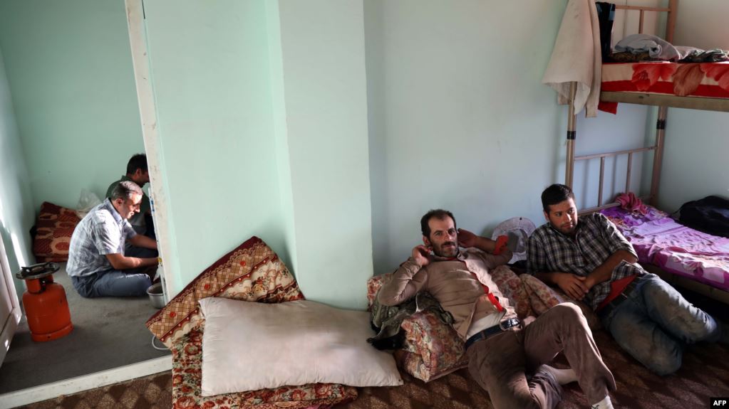 “لا قيمة لعملتنا”.. إيرانيون يفضلون العمل في العراق
