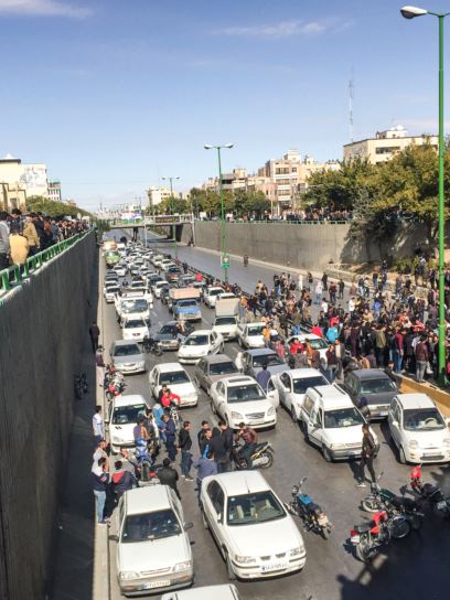 الأمن الإيراني يشتبك مع المتظاهرين ويوقف 40 شخصا