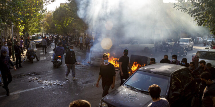 إيران تستهدف مناطق كردية بأسلحة ثقيلة