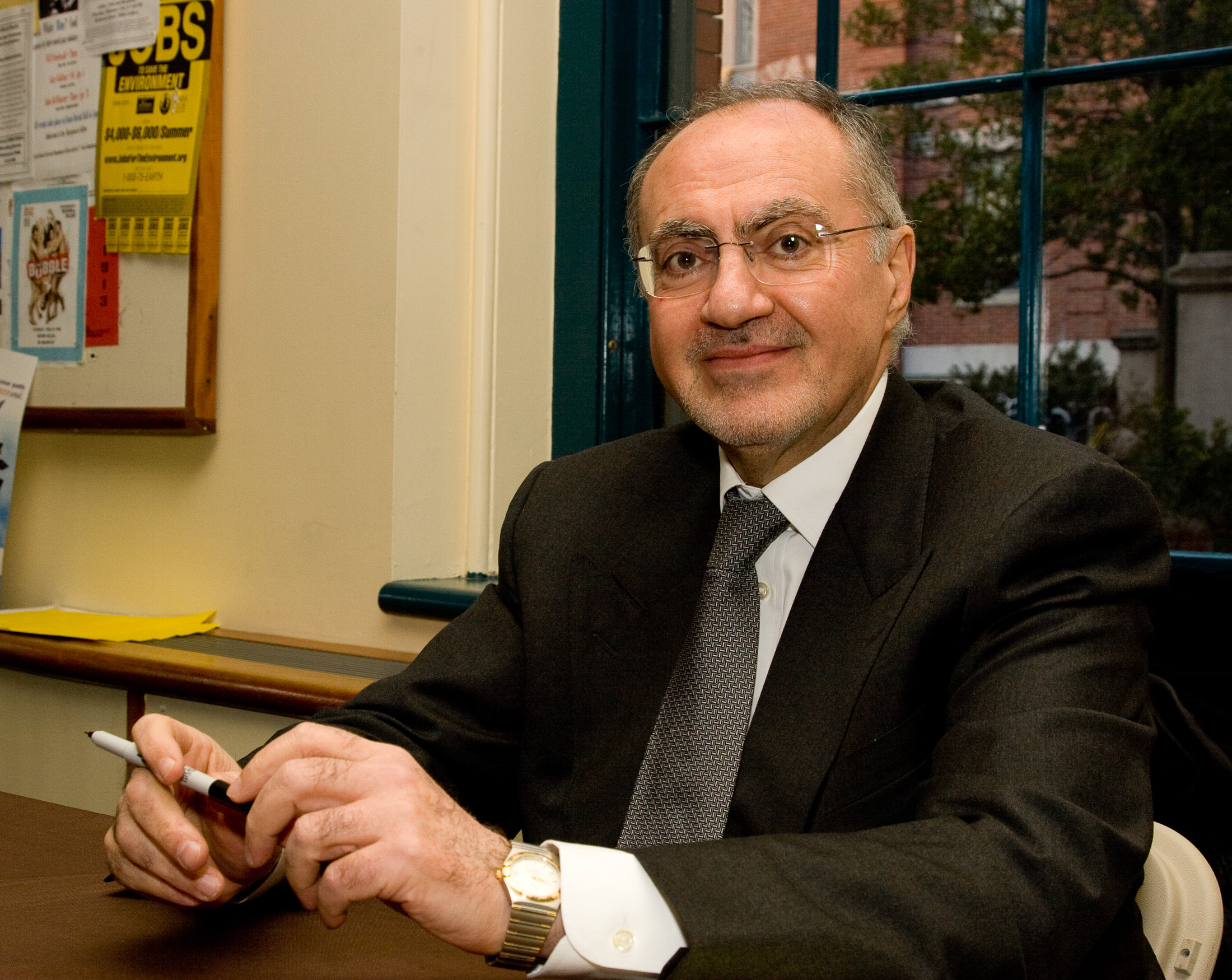 وزير المالية العراقي يطالب الموظفين بالتضحية من أجل إعادة التوازن