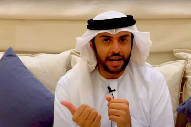 من هو الإعلامي الإماراتي المطلوب القبض عليه؟بسبب تقبيل حذاءه على الهواء