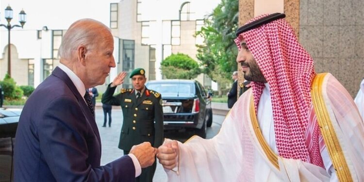 مصافحة بايدن وبن سلمان تثير ضجة في الولايات المتحدة
