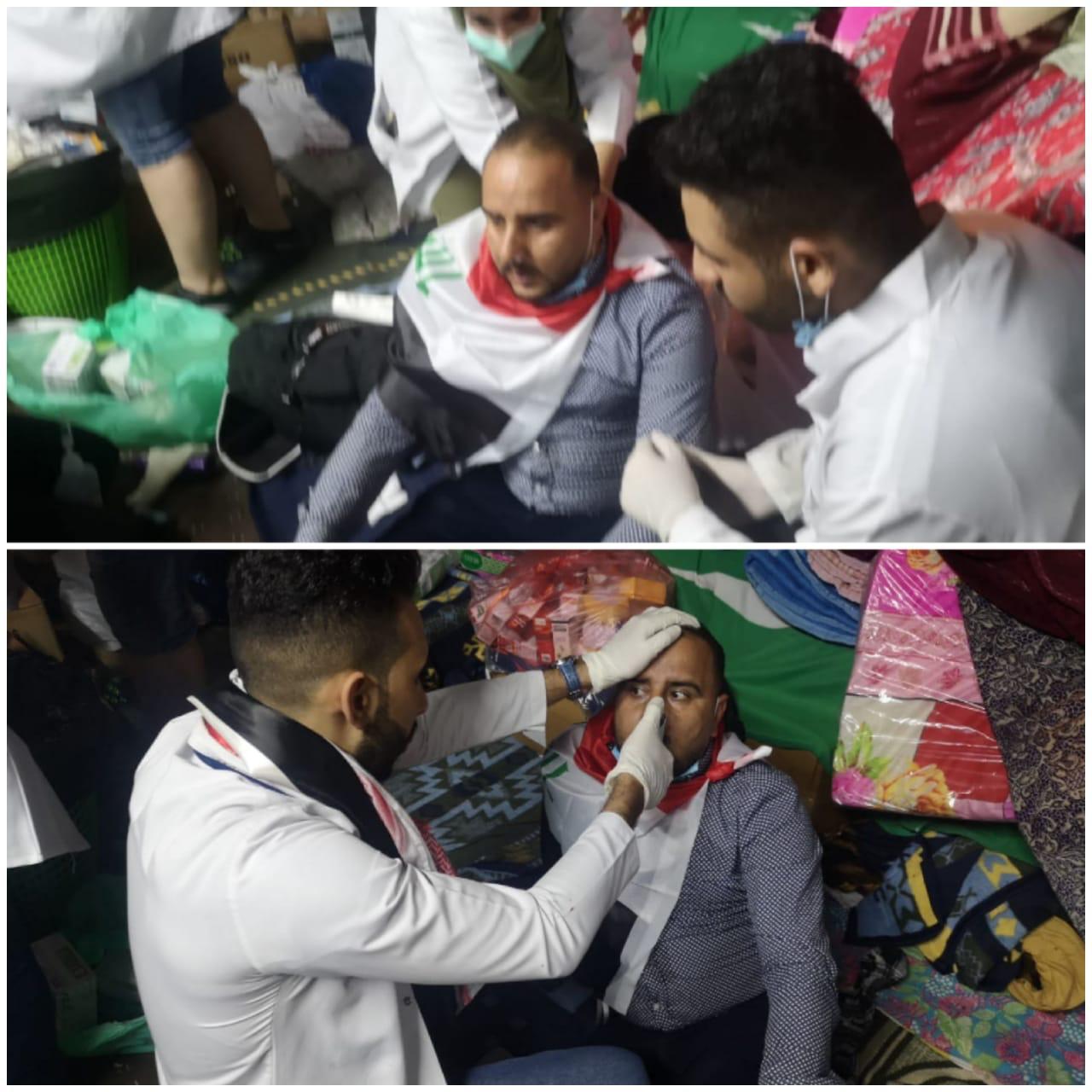 مسعفون يعالجون مراسلا صحفيا تعرض للاختناق بساحة التحرير