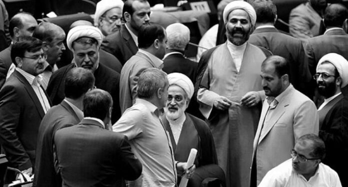 انشقاق في عرين الملالي: التفاوض مع واشنطن يفضح ضعف النظام