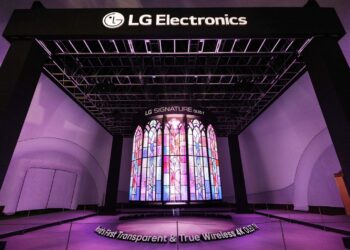 (LG)  تُبهر قادة العالم في قمة APEC 2025  بثريا إعلامية ضخمة مصنوعة من شاشات OLED  شفاف