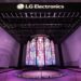 (LG)  تُبهر قادة العالم في قمة APEC 2025  بثريا إعلامية ضخمة مصنوعة من شاشات OLED  شفاف