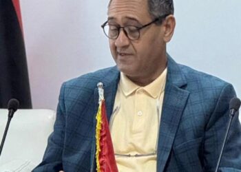 أستاذ ليبي يقدّم محاضرة دولية متخصصة حول الاستدامة والحوكمة البيئية في التجارة البحرية