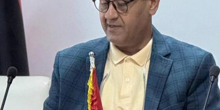 أستاذ ليبي يقدّم محاضرة دولية متخصصة حول الاستدامة والحوكمة البيئية في التجارة البحرية