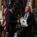 رئيس لجنة العلاقات الخارجية للمجلس الوطني للمعارضة العراقية يسلم السيناتور جو ويلسون رسالة البروفيسور عبدالناصر الجنابي للرئيس دونالد ترامب